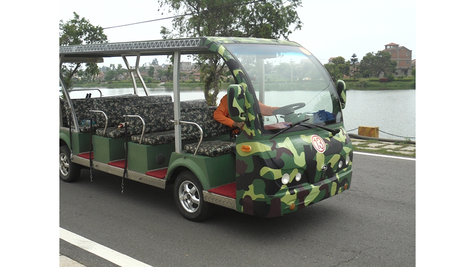 穿著迷彩軍裝色的電動高爾夫球車。